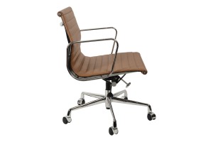 Кресло Eames  Ribbed Office Chair EA 117 коричневая кожа