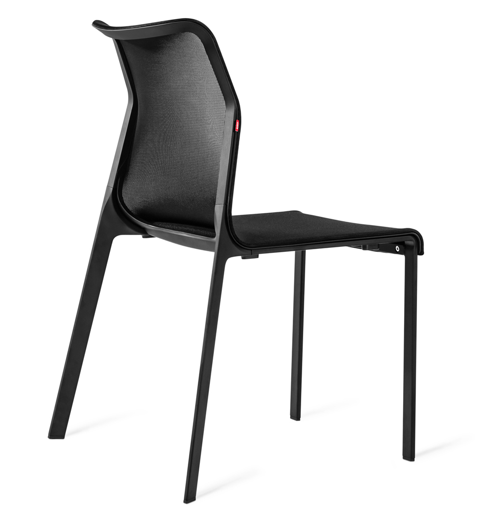 Широкое кресло без подлокотников мягкое
